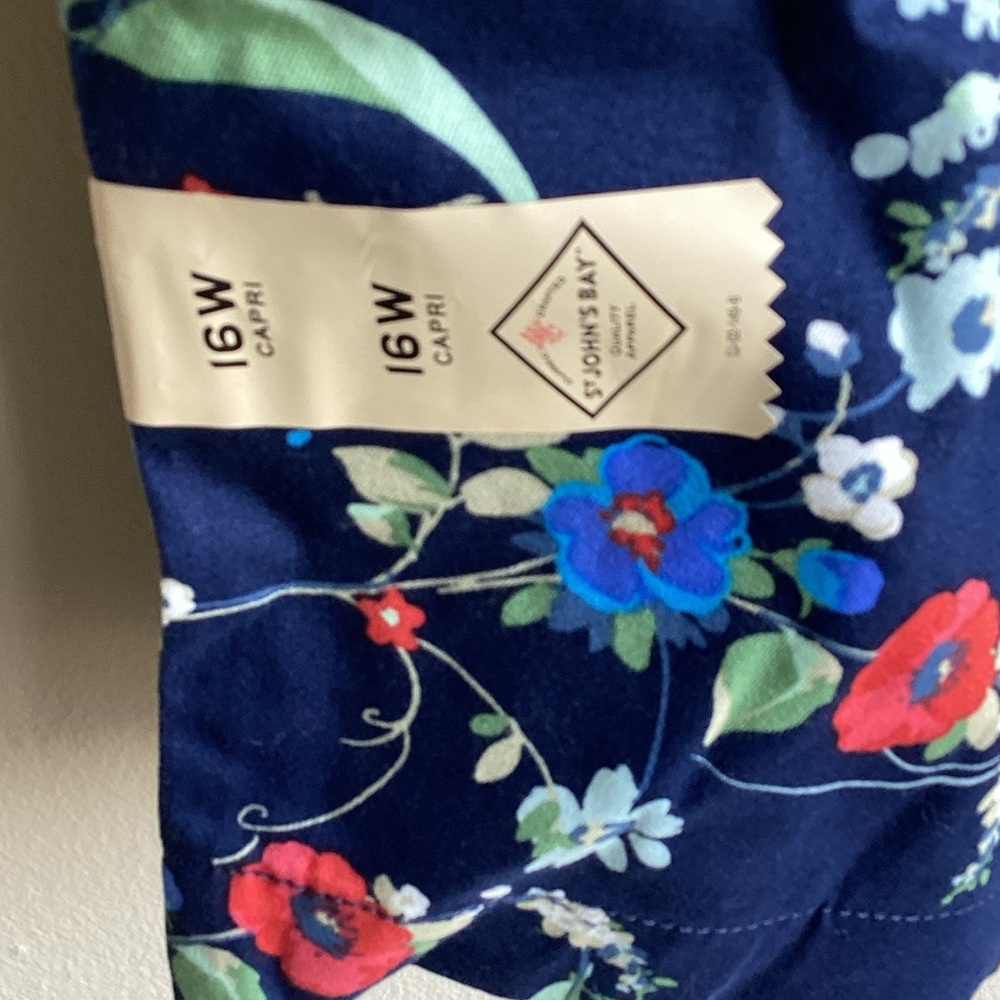 St. John's Bay Navy Floral Capri Shorts - Picture 8 of 8